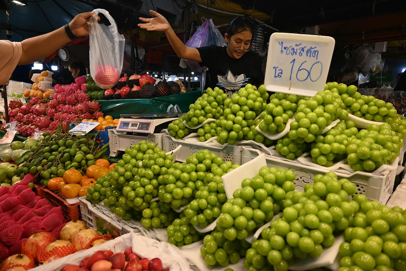 Dueño de un local atendiendo su puesto